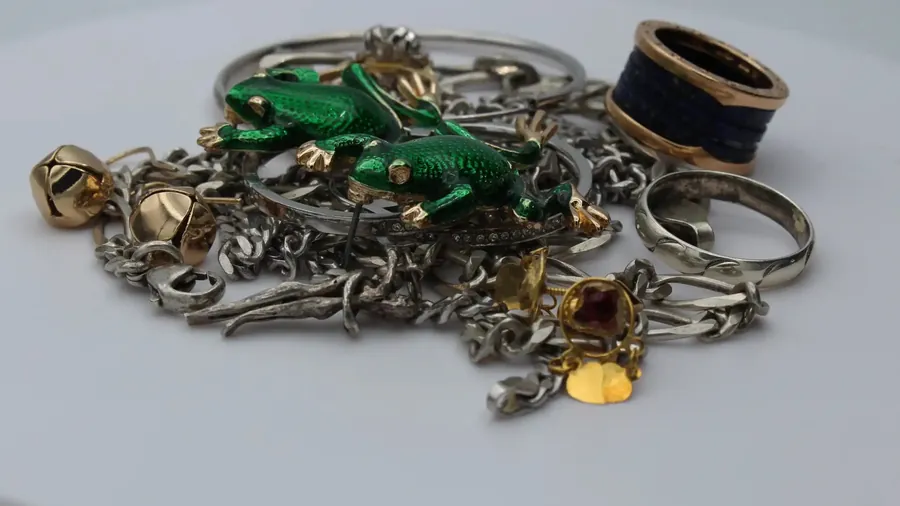 Selling scrap gold: what jewellery, dental gold and coins bring